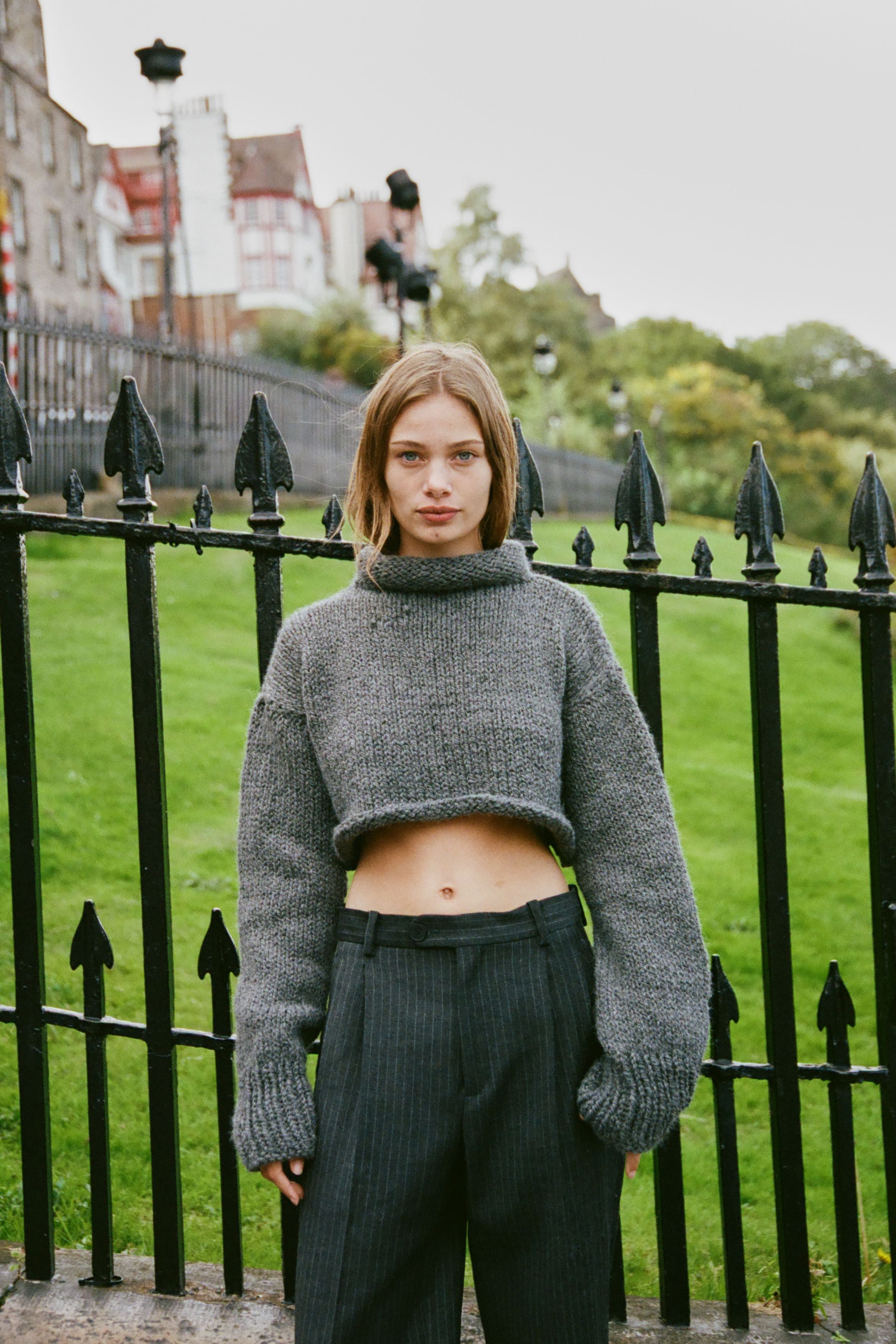 セオリー AIRY WOOL CASH TURTLE NECK PO ニット S Women's Cropped Cashmere Turtleneck in Light Charcoal | Theory